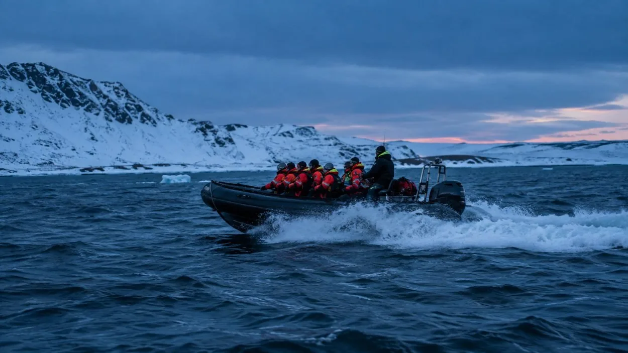 Un RIB ouvert naviguant entre les bras du fjord, le format le mieux noté et le plus exigeant